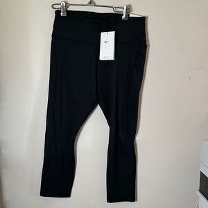 NWT Nike Dry Fit Mid Rise Black Active Crop Leggings Medium pockets mesh